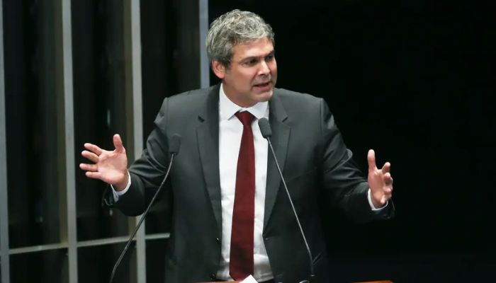 © Fabio Rodrigues Pozzebom/Agência Brasil Líder do PT na Câmara diz que tarifas de Trump são ataque à democracia